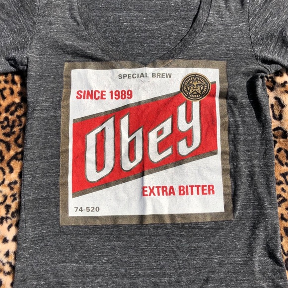 Obey V-Neck - Picture 2 of 3